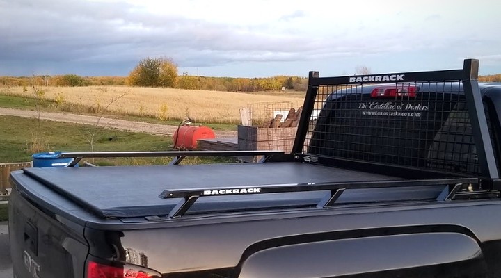Système de rangement et support BackRack installé sur la boîte d'un pickup