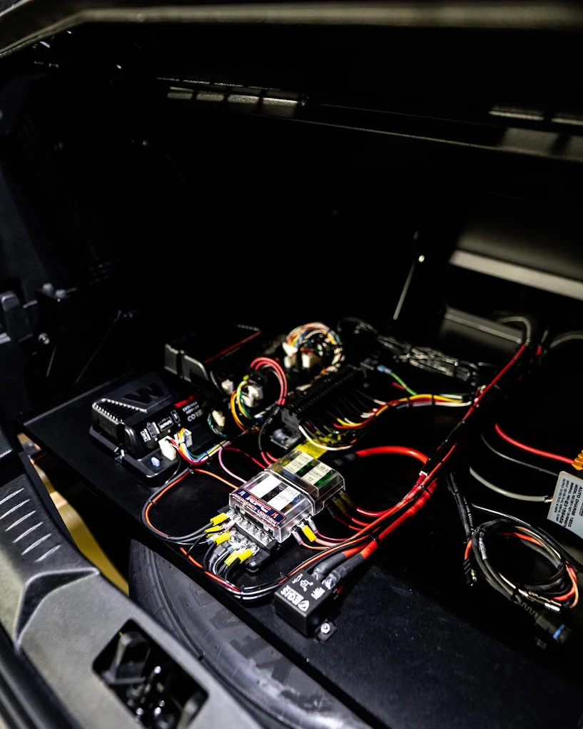 Câblage électrique sur mesure avec fils rouges et multicolores dans un véhicule d'urgence