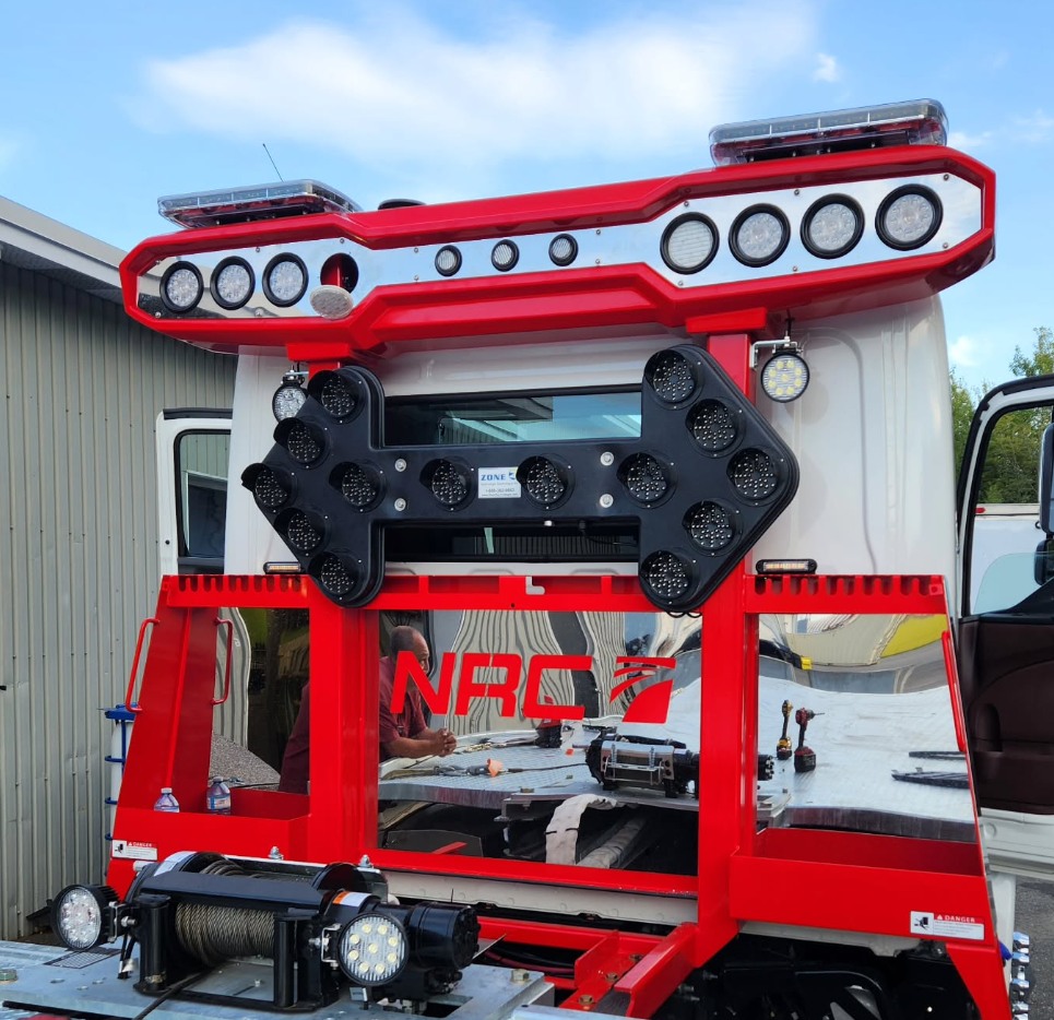 Camion de remorquage rouge équipé d'une rampe de gyrophares et phares LED puissants installée par Gyro911