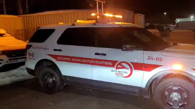 Camionnette Ford Explorer d'escorte et signalisation routière avec rampe LED ambre installée par Gyro911