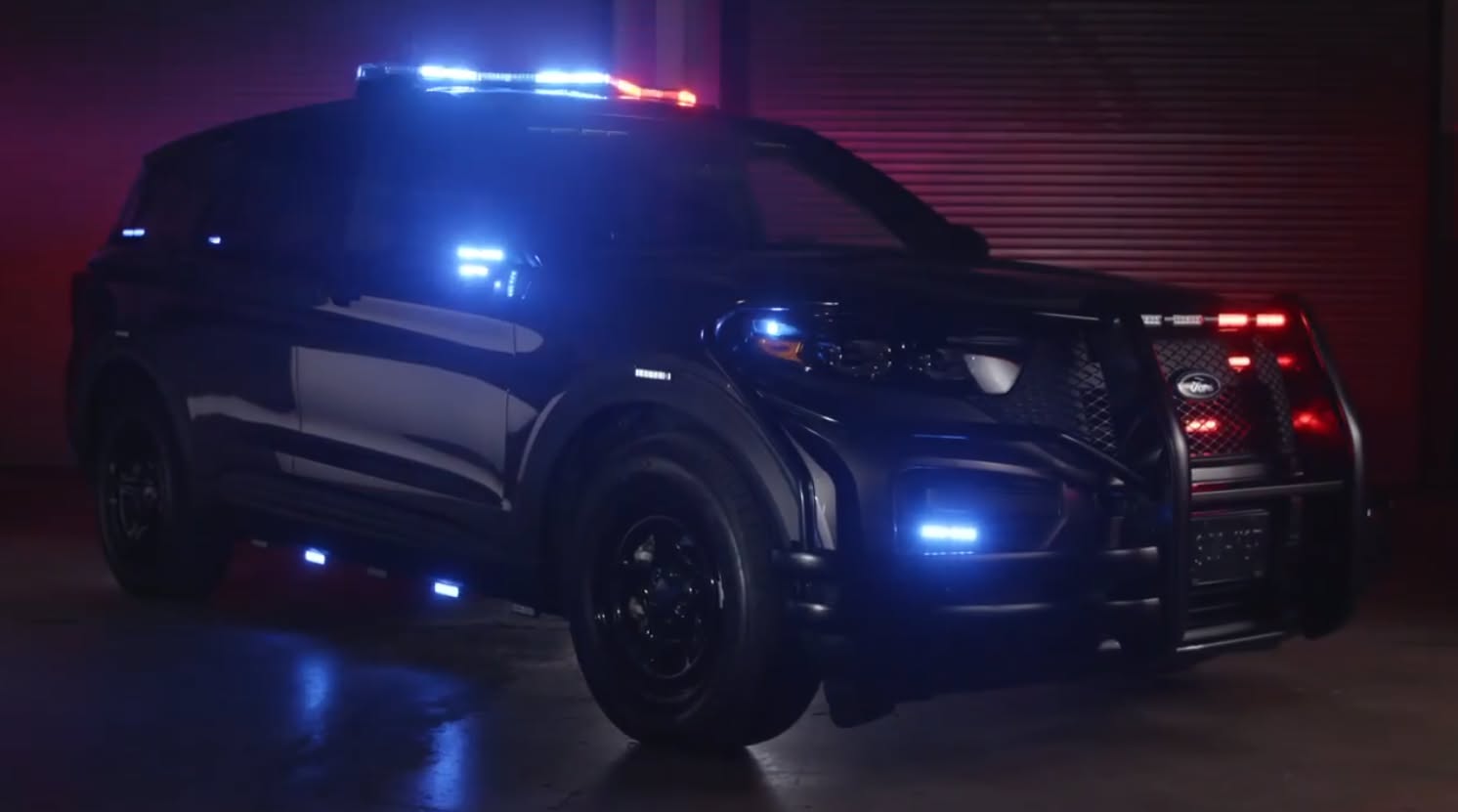 Ford Explorer de police équipé de strobes bleus et rouges, rampe lumineuse et grille avant protective