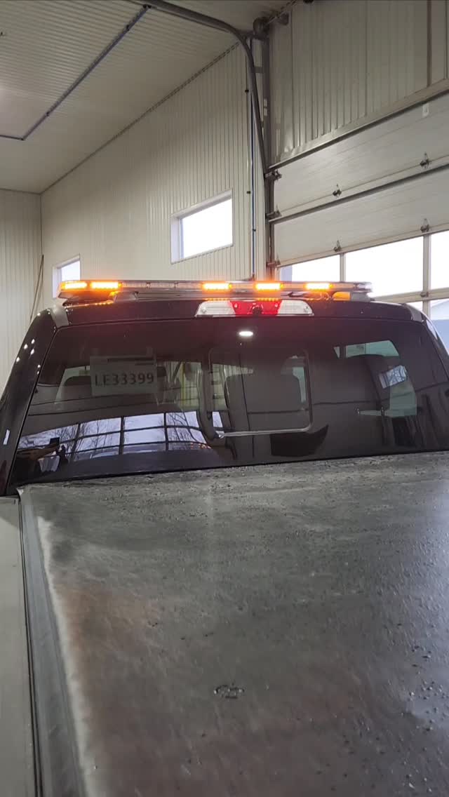 Pickup avec rampe de feux LED ambre installée par Gyro911 dans l'atelier